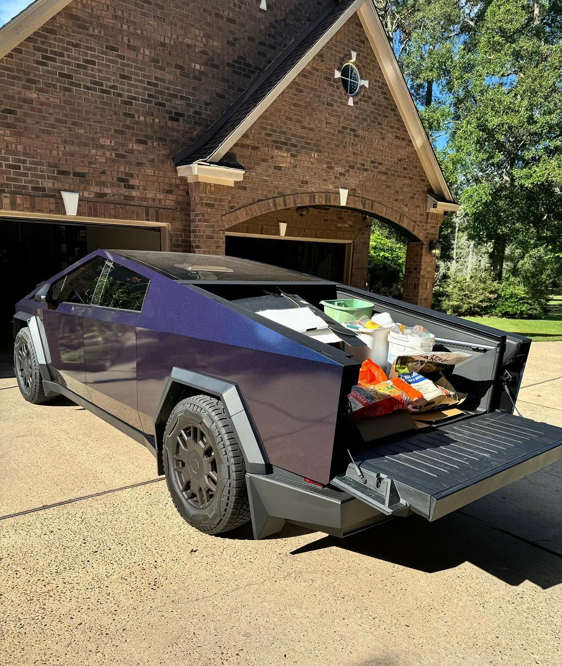 Tesla Cybertruck What Are You Hauling in your Cybertruck? 🦾 👷‍♂️ CyberRecycle2