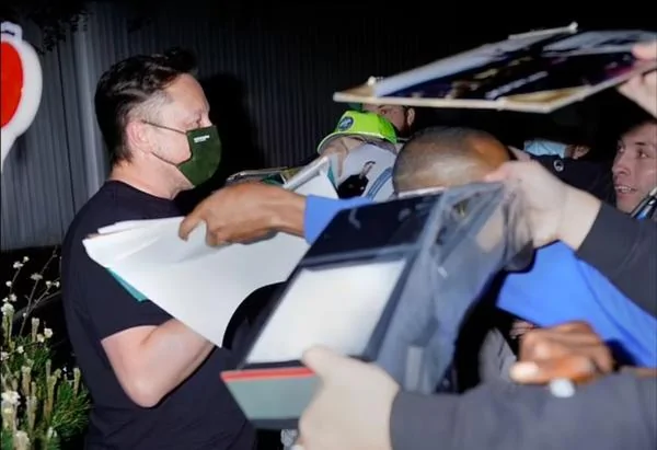 Tesla Cybertruck Elon Musk Dines with SNL Team and Pays Particular Attention to Scale Cybertruck 1_b55c96f7-b927-47eb-a220-bc78954ca32a_600x600