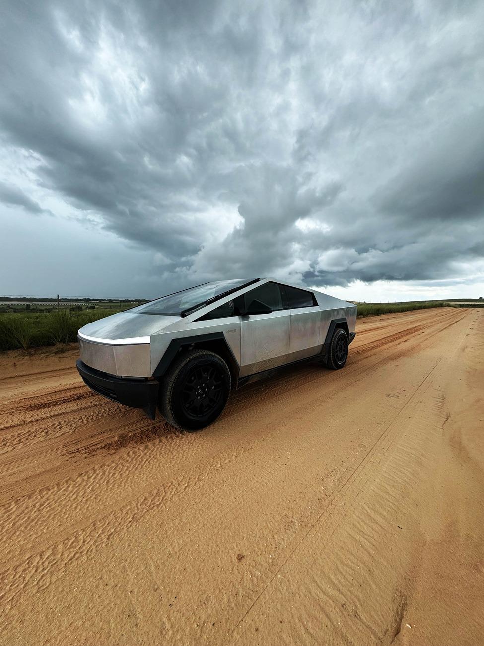 Tesla Cybertruck Daily random Cybertruck photos thread - Post Yours! 📸 🤳 enjoying-the-clay-in-central-florida-v0-9hm5wg637ald1 (1)