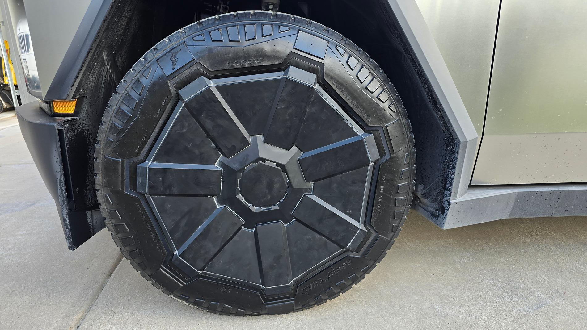 Tesla Cybertruck Cyber Wheel Cover Falls Off While Driving 20240827_175230