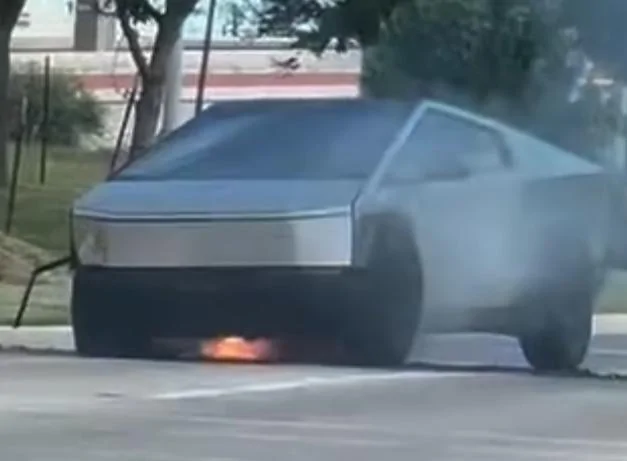 Tesla Cybertruck Cybertruck catches fire in Texas after crashing into fire hydrant (video) SmartSelect_20240828_190945_Firefox