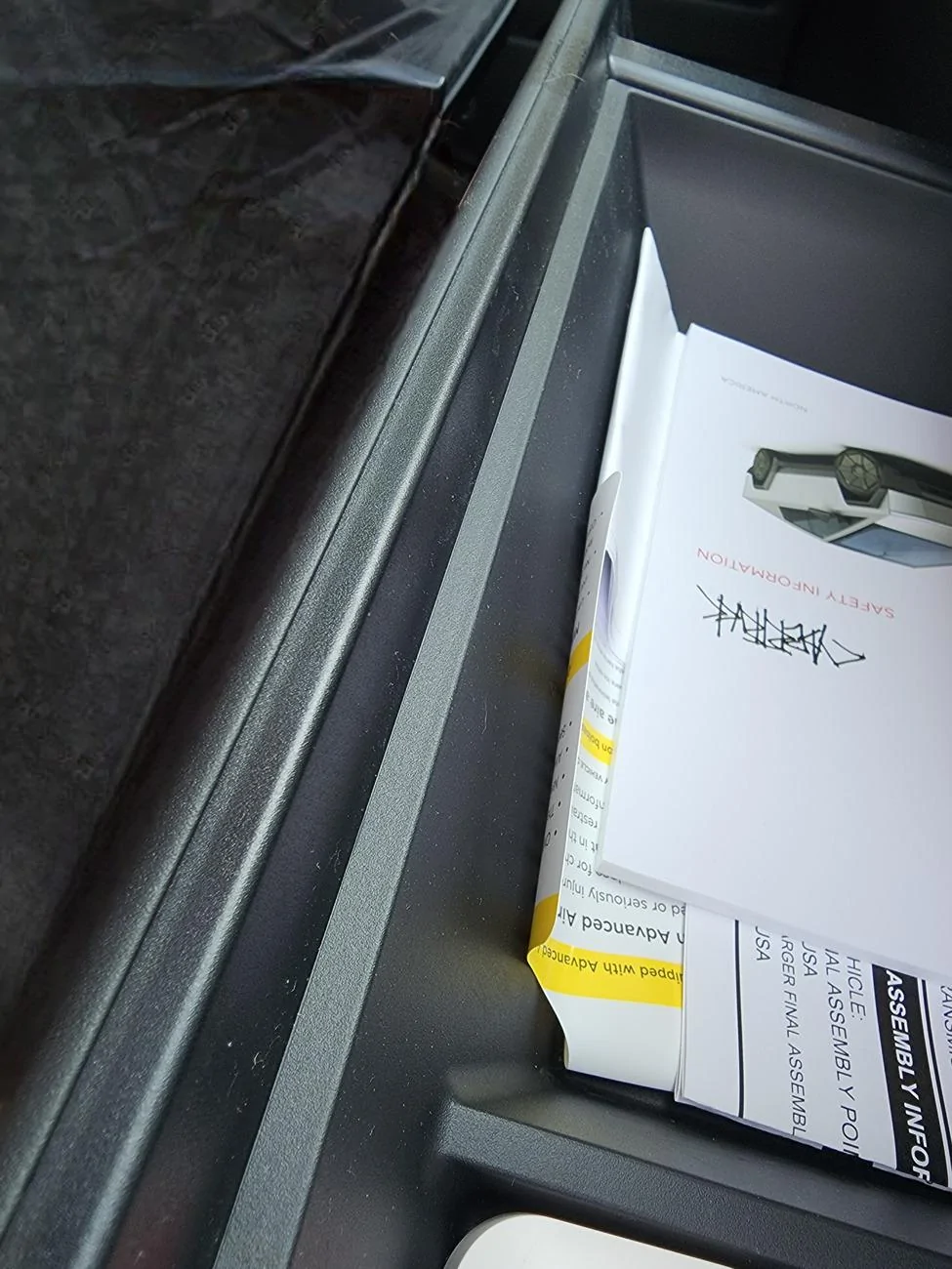 Tesla Cybertruck About the glovebox of Cybertruck 20240830_101321