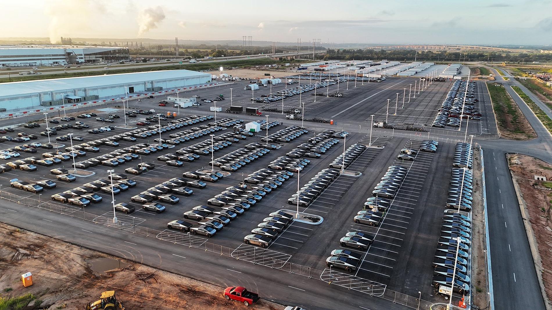 Tesla Cybertruck 1,000 Cybertrucks amassed at Giga Texas (8/30/24) 😳 GWPXhY1WEAEc0iA