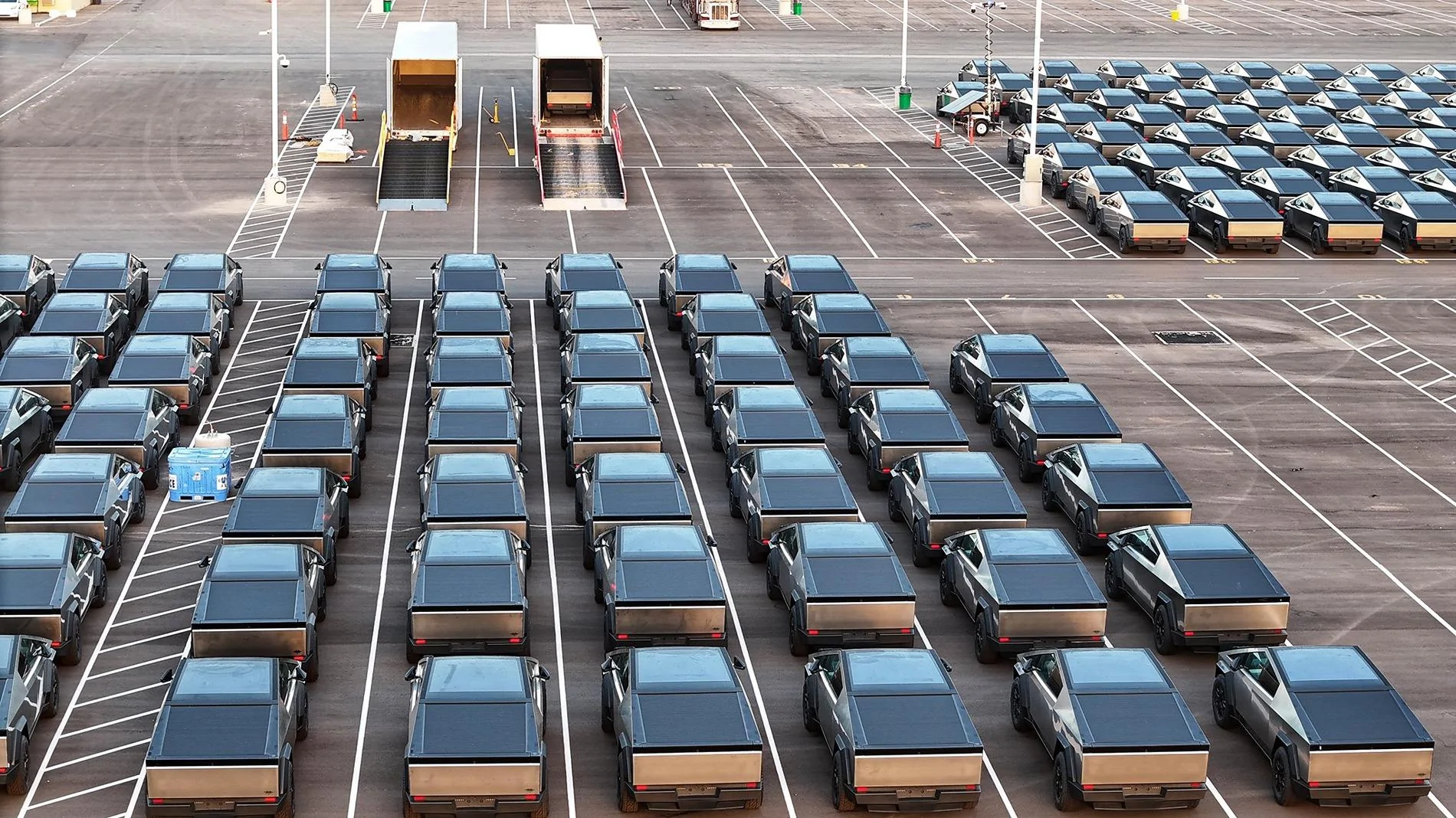 Tesla Cybertruck 1,000 Cybertrucks amassed at Giga Texas (8/30/24) 😳 GWPXhZBWkAA0I5D