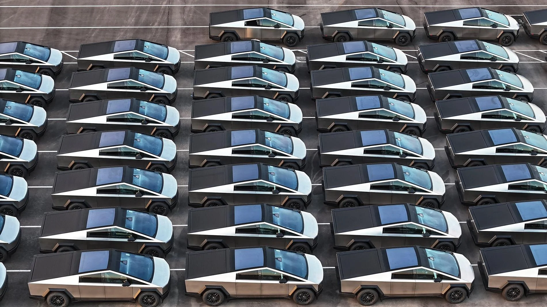 Tesla Cybertruck 1,000 Cybertrucks amassed at Giga Texas (8/30/24) 😳 GWPXhY2WoAA9wO_