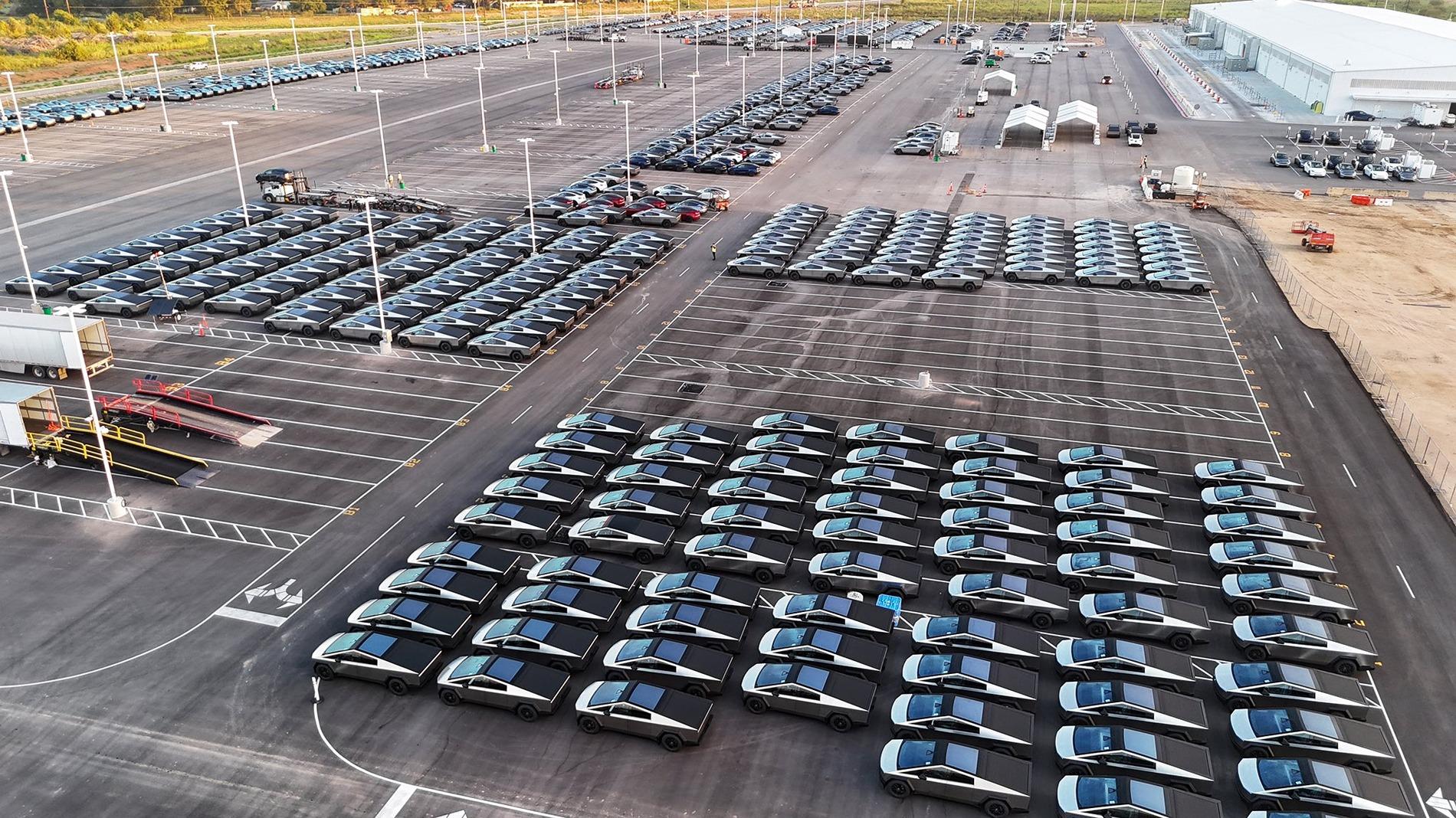 Tesla Cybertruck 1,000 Cybertrucks amassed at Giga Texas (8/30/24) 😳 GWPXhY4XQAEEqJG