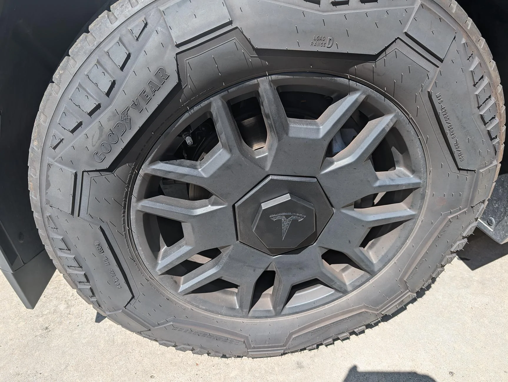 Tesla Cybertruck Wheel hub covers - which one looks better? PXL_20240901_201808018