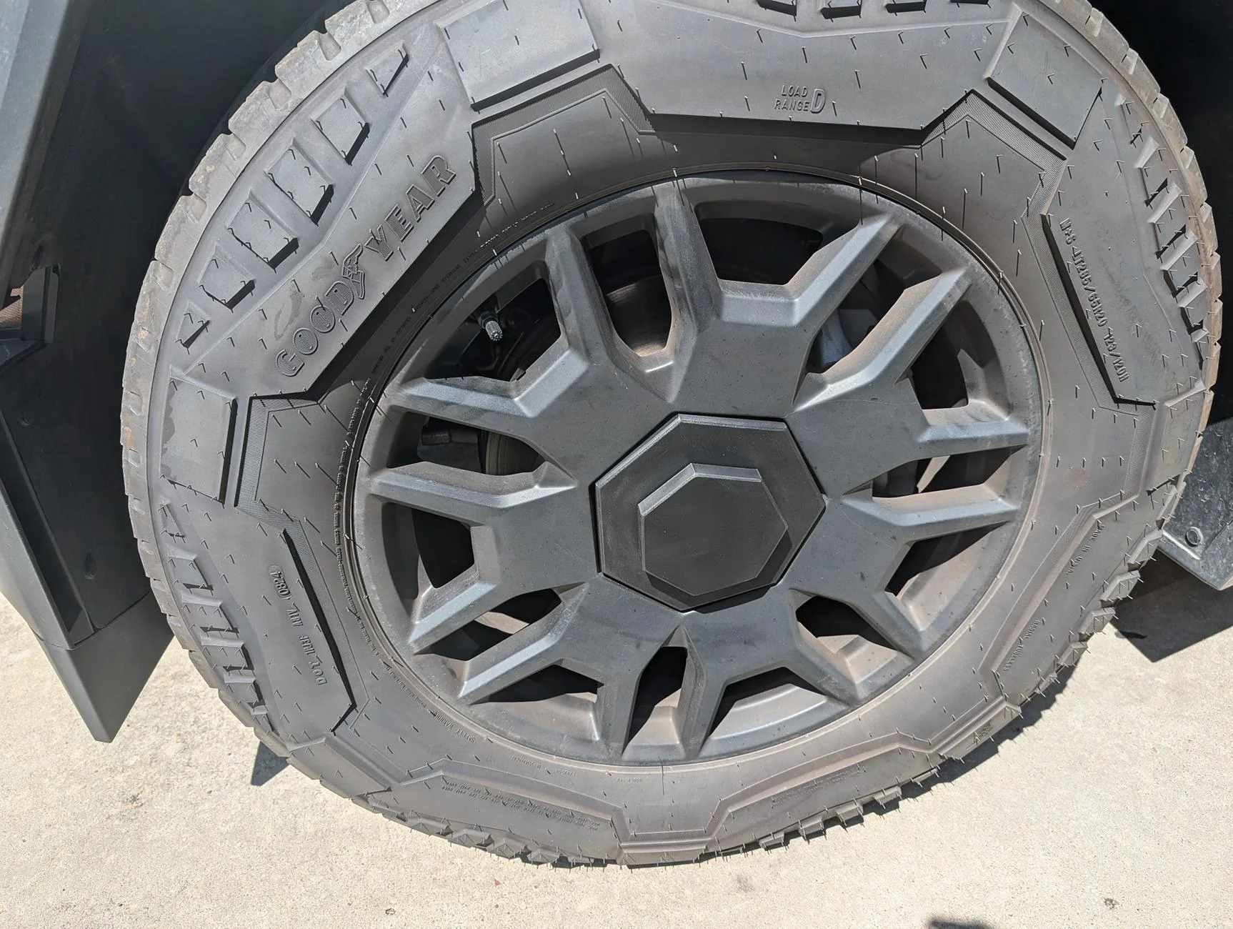 Tesla Cybertruck Wheel hub covers - which one looks better? PXL_20240901_201833971