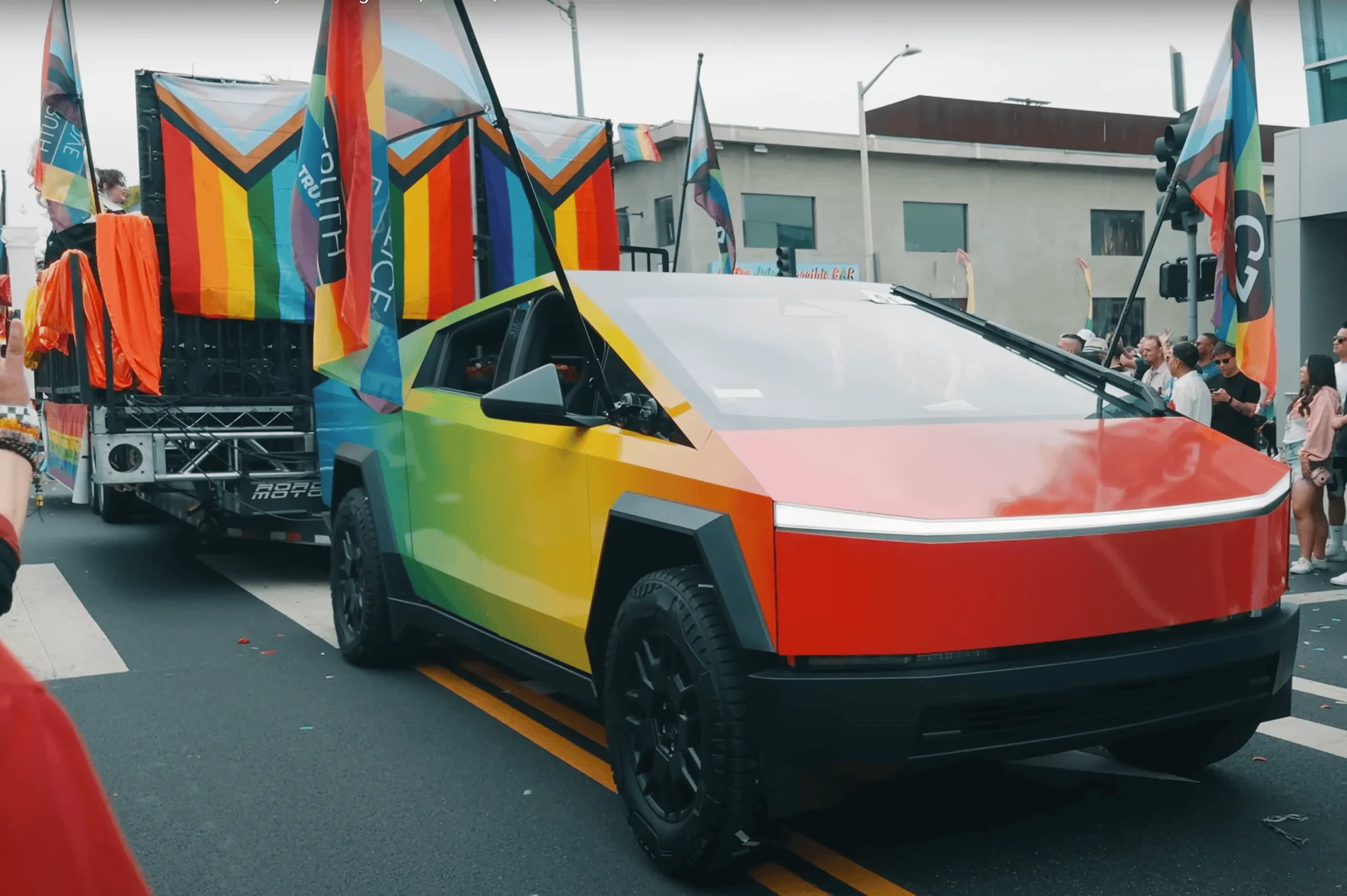 Tesla Cybertruck Cybertruck in a parade [ADMIN WARNING: NO POLITICS / INSULTS] Screenshot 2024-09-01 at 8.07.45 PM