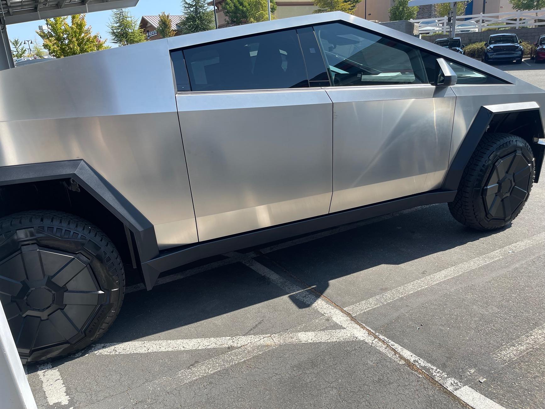 Tesla Cybertruck Wheel covers coming with new deliveries? IMG_6459