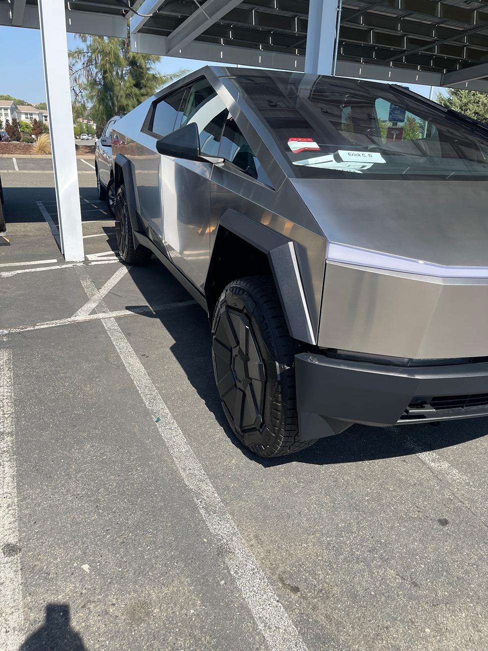 Tesla Cybertruck Wheel covers coming with new deliveries? IMG_6458