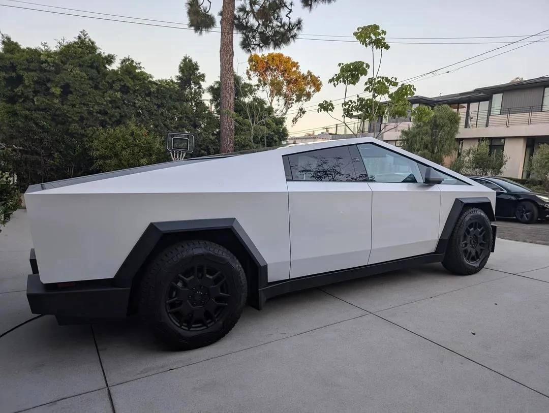 Tesla Cybertruck Gloss Moon Pearl White PPF Wrap by Inozetek gloss-moon-pearl-white-ppf-inozetek-v0-mays6otzpbmd1