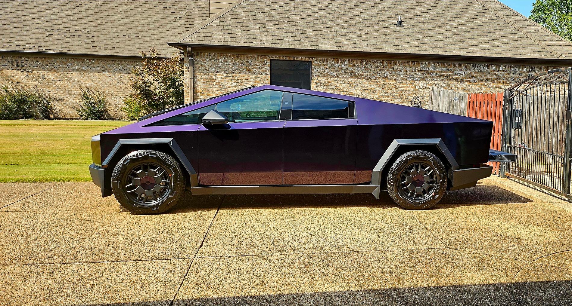 Tesla Cybertruck Black Purple Metallic wrap 20240827_151023