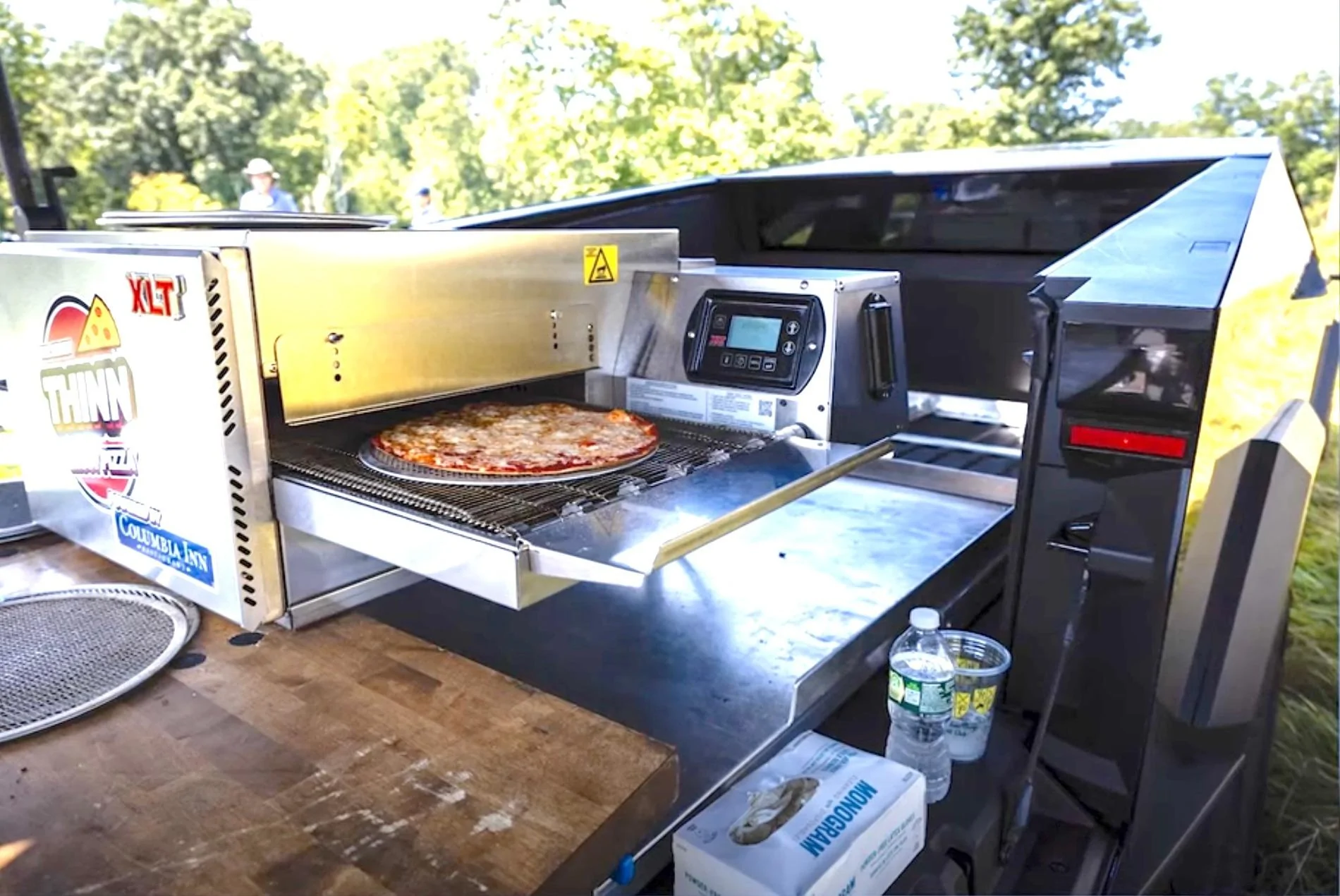 Tesla Cybertruck Cybertruck Pizza Food Truck cooks pizza on site in just 2 minutes cybertruck pizza truck 5