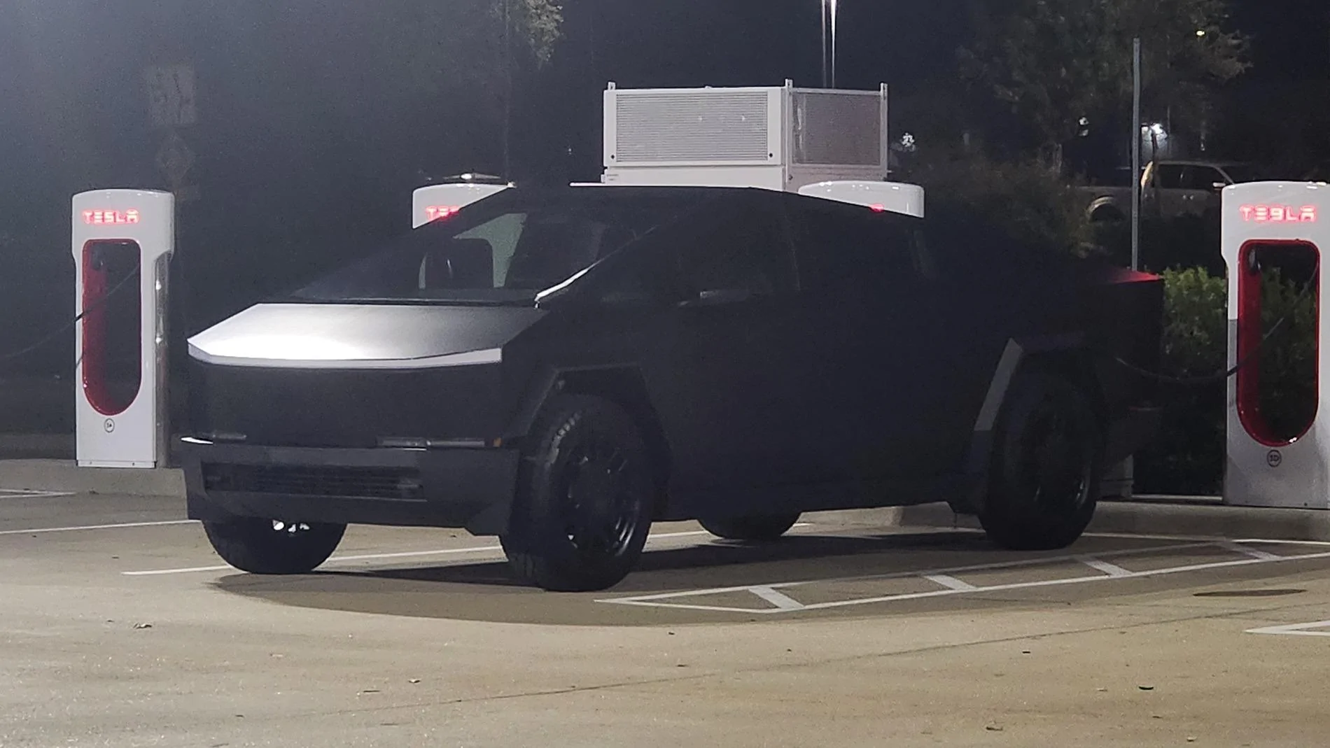 Tesla Cybertruck Cyberbeast waiting room ⏳ 20240904_221242