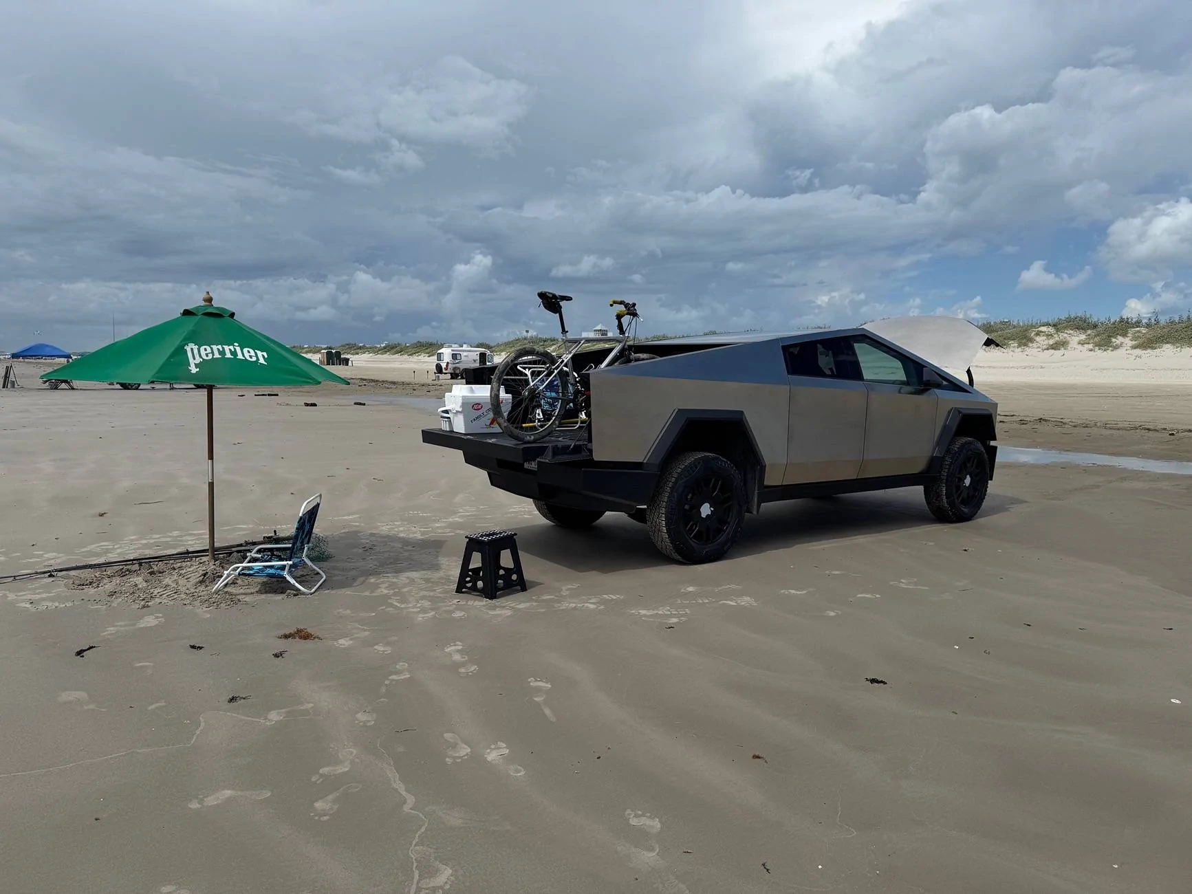 Tesla Cybertruck Best way to get in and out of the bed?  Ladder? Ramp? 1 - 1 (1)