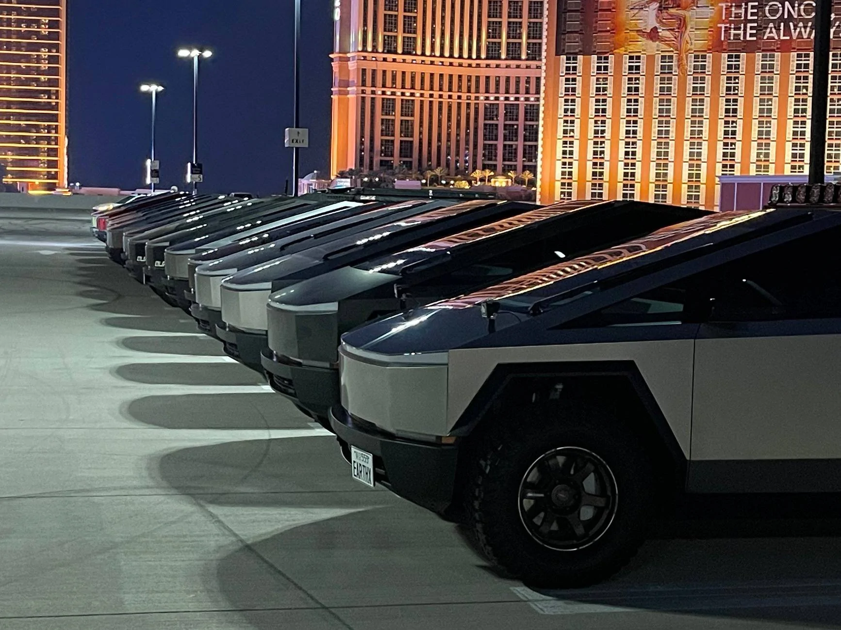 Tesla Cybertruck EPIC Cybertruck Light Show in Las Vegas this weekend with @TesLatino & @BeardedTesla  📐✨😎 GXgZfYzXAAAClUU