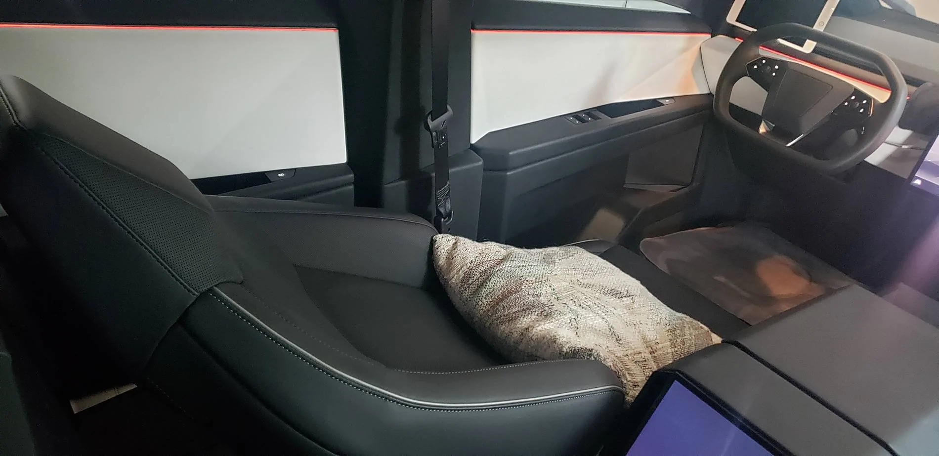Tesla Cybertruck Cybertruck Camping Experience: 5 nights sleeping in the bed vault CT Cab Bed