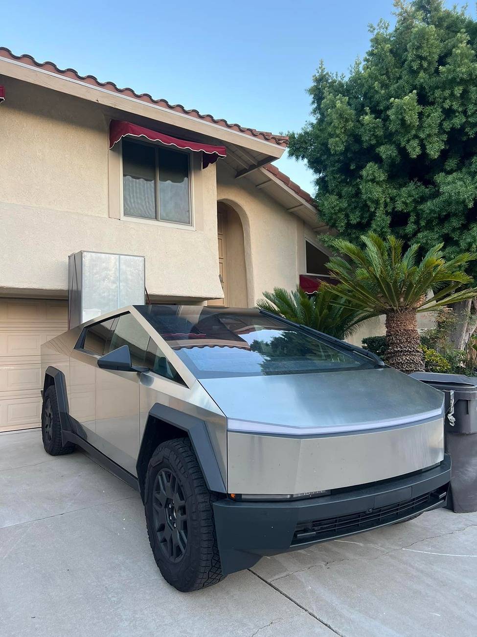 Tesla Cybertruck What Are You Hauling in your Cybertruck? 🦾 👷‍♂️ refirgerator in cybertruck bed 1