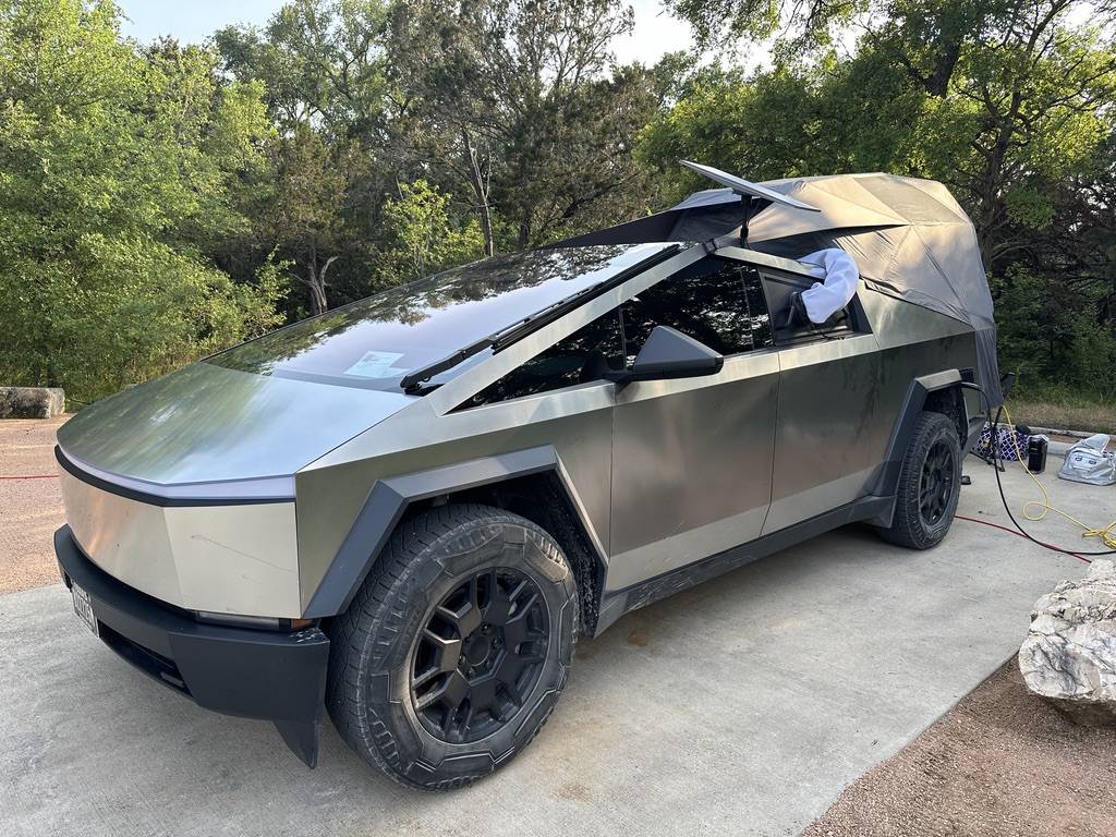 Tesla Cybertruck Starlink Installs on Cybertruck - Post Yours! 🛰️ 1726682498106-88