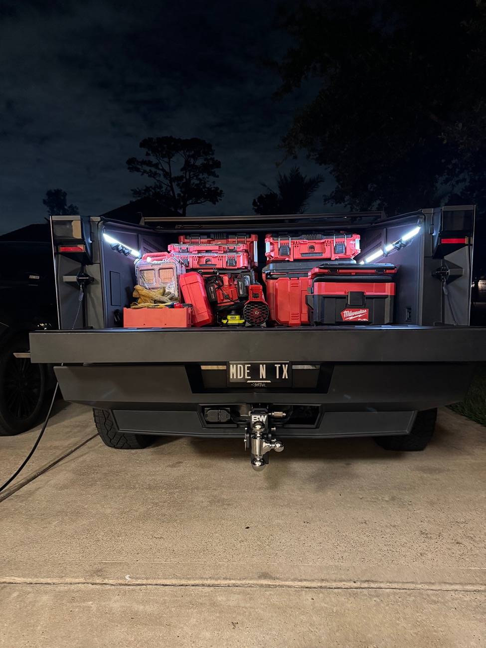 Tesla Cybertruck Cyber "Truck" Towing Question:  hitch receiver is designed to support vertical loads up to 160 lb (72 kg)? IMG_9541