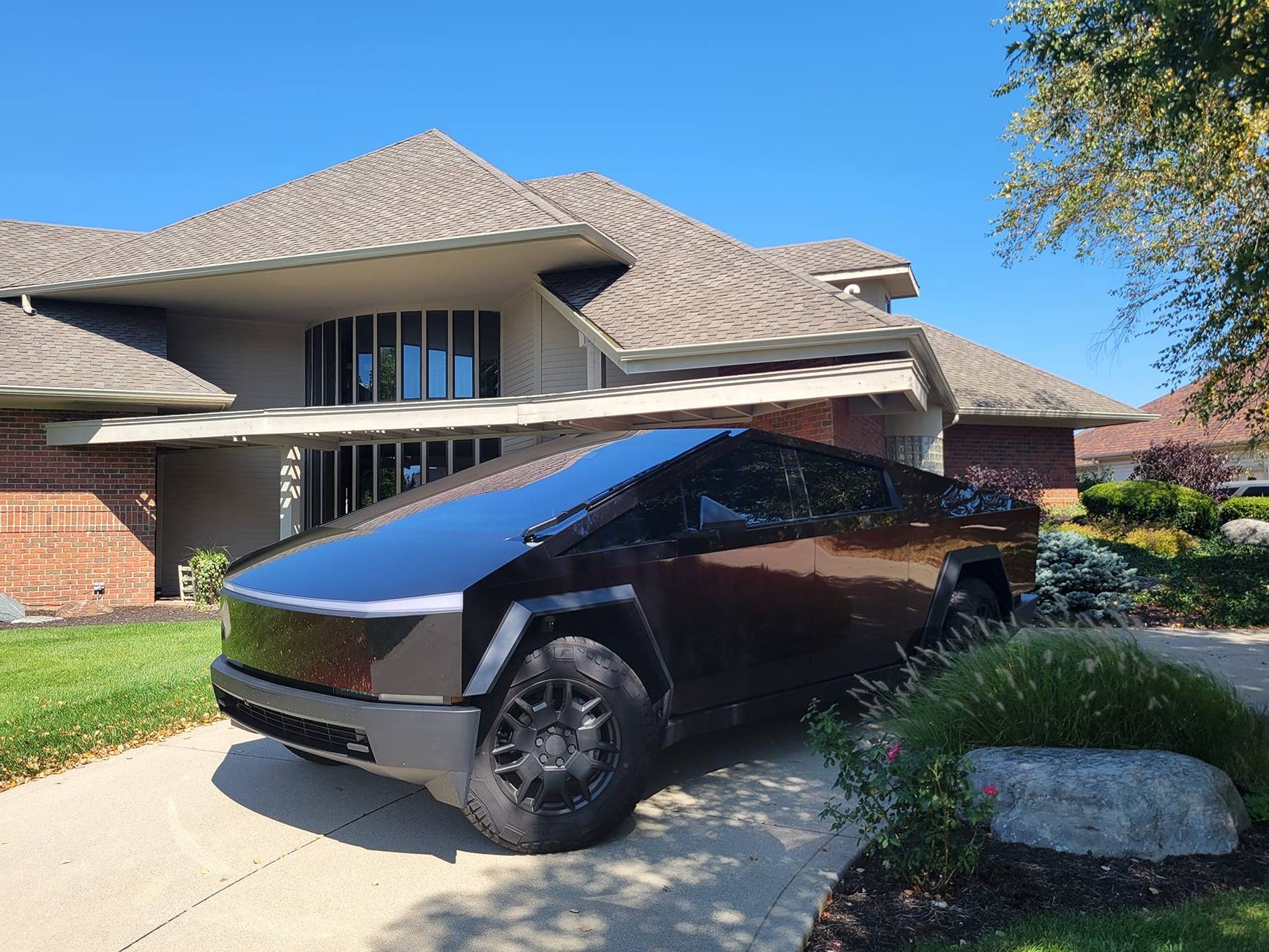 Tesla Cybertruck COLOR SHIFT / FADE / CHAMELEON Vinyl Wrap & PPF Cybertruck -- Photos & Videos Flexishield Assassin Red Wrap 4