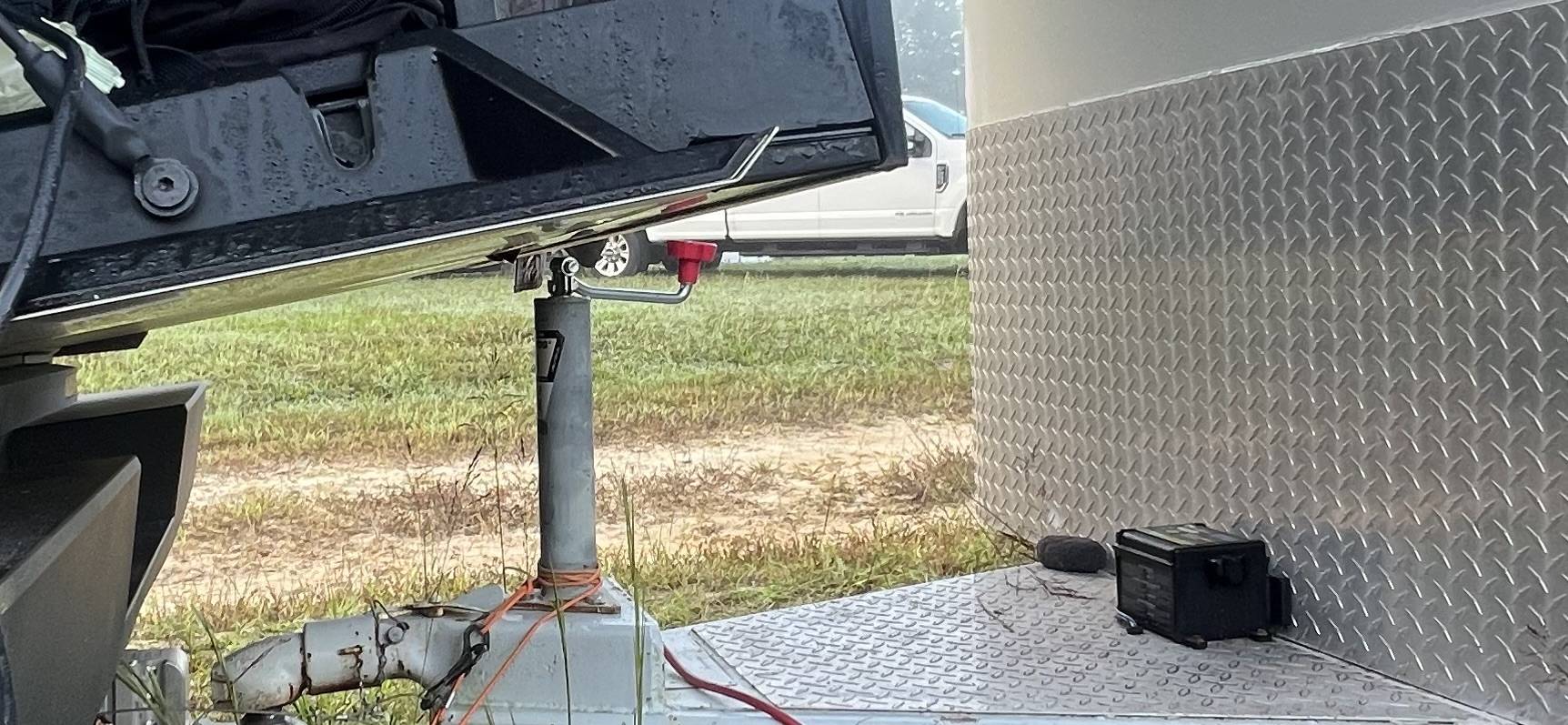 Tesla Cybertruck Adjusting the Opening Height of the Tailgate from flat to 12° to 20° IMG_3442