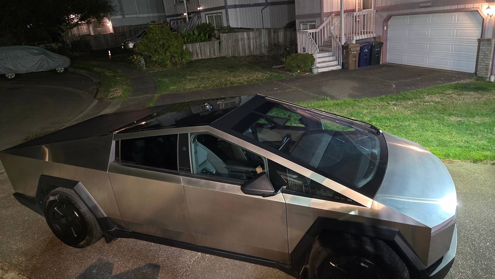 Tesla Cybertruck Cyberbeast waiting room ⏳ 20240921_205208