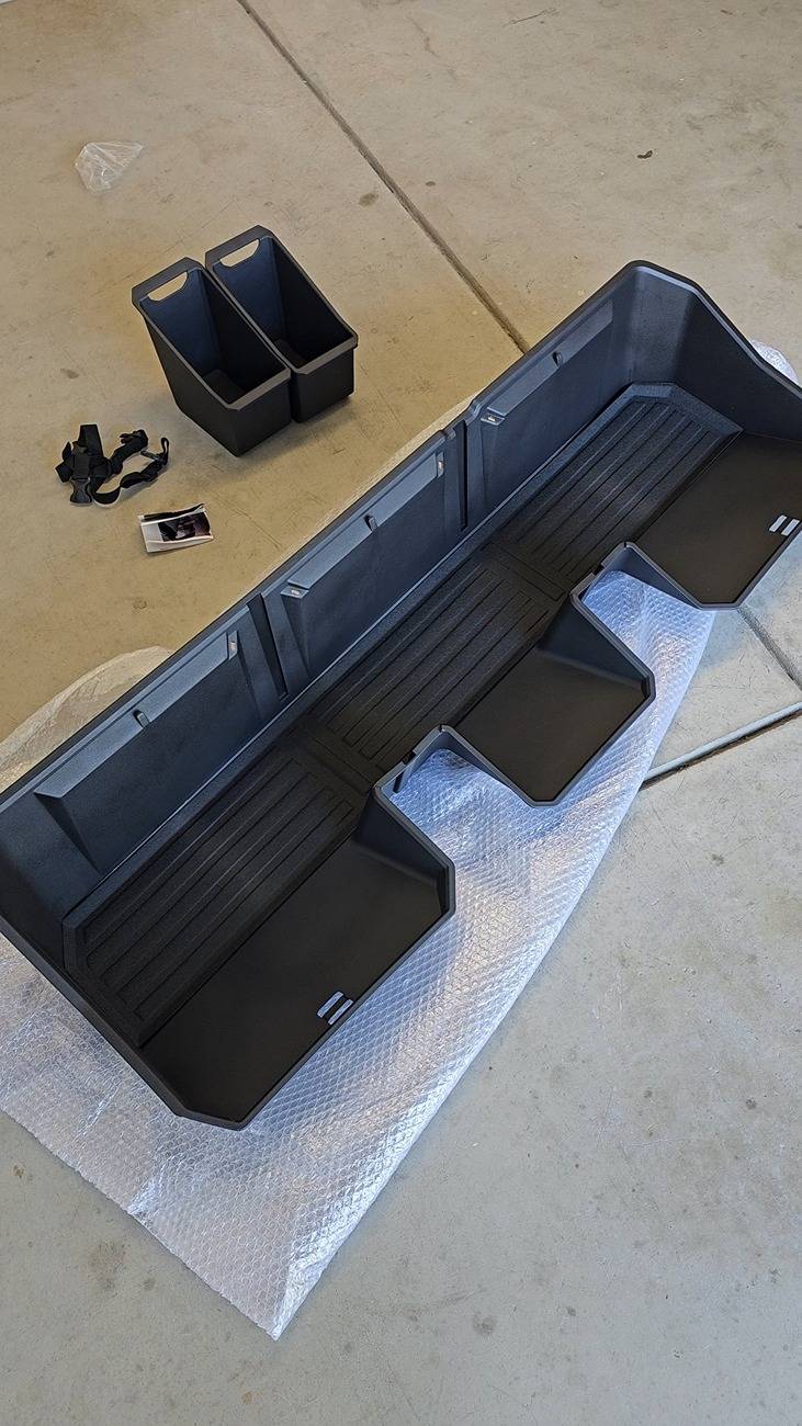 Tesla Cybertruck FS: Underseat Storage Bin VideoCapture_20240922-170020