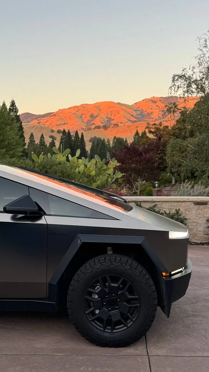 Tesla Cybertruck Stek DYNOchrome Black Matte - Chrome Finish PPF Wrap on Cybertruck Cybertruck Stek DYNOchrome Black Matte - Chrome Finish PPF Wrap 3
