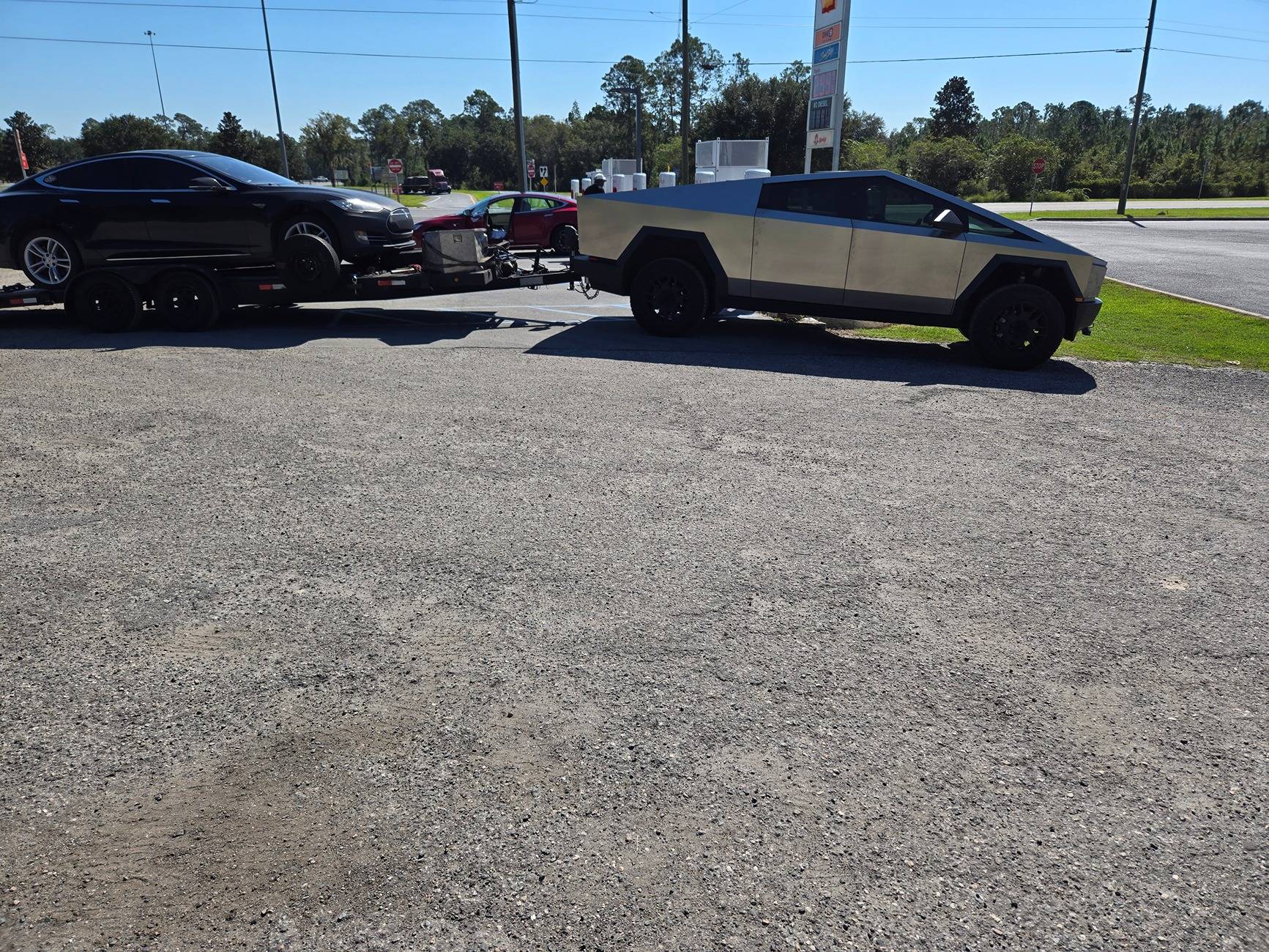 Tesla Cybertruck Cyber "Truck" Towing Question:  hitch receiver is designed to support vertical loads up to 160 lb (72 kg)? 1000007516