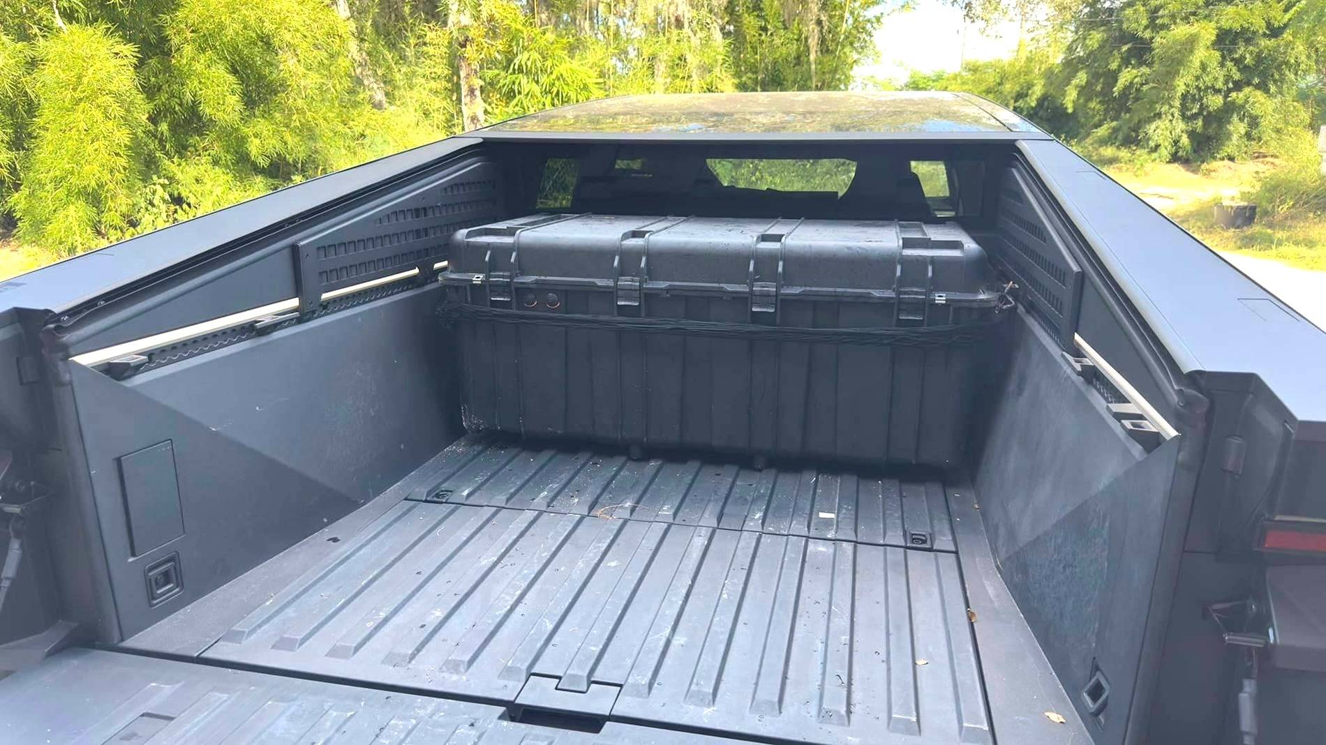 Tesla Cybertruck Pelican 0550 Storage Case (dust & water resistant) fits perfect in bed vault waterproof dustproof pelican 0550 case cybertruck bed vault (2)