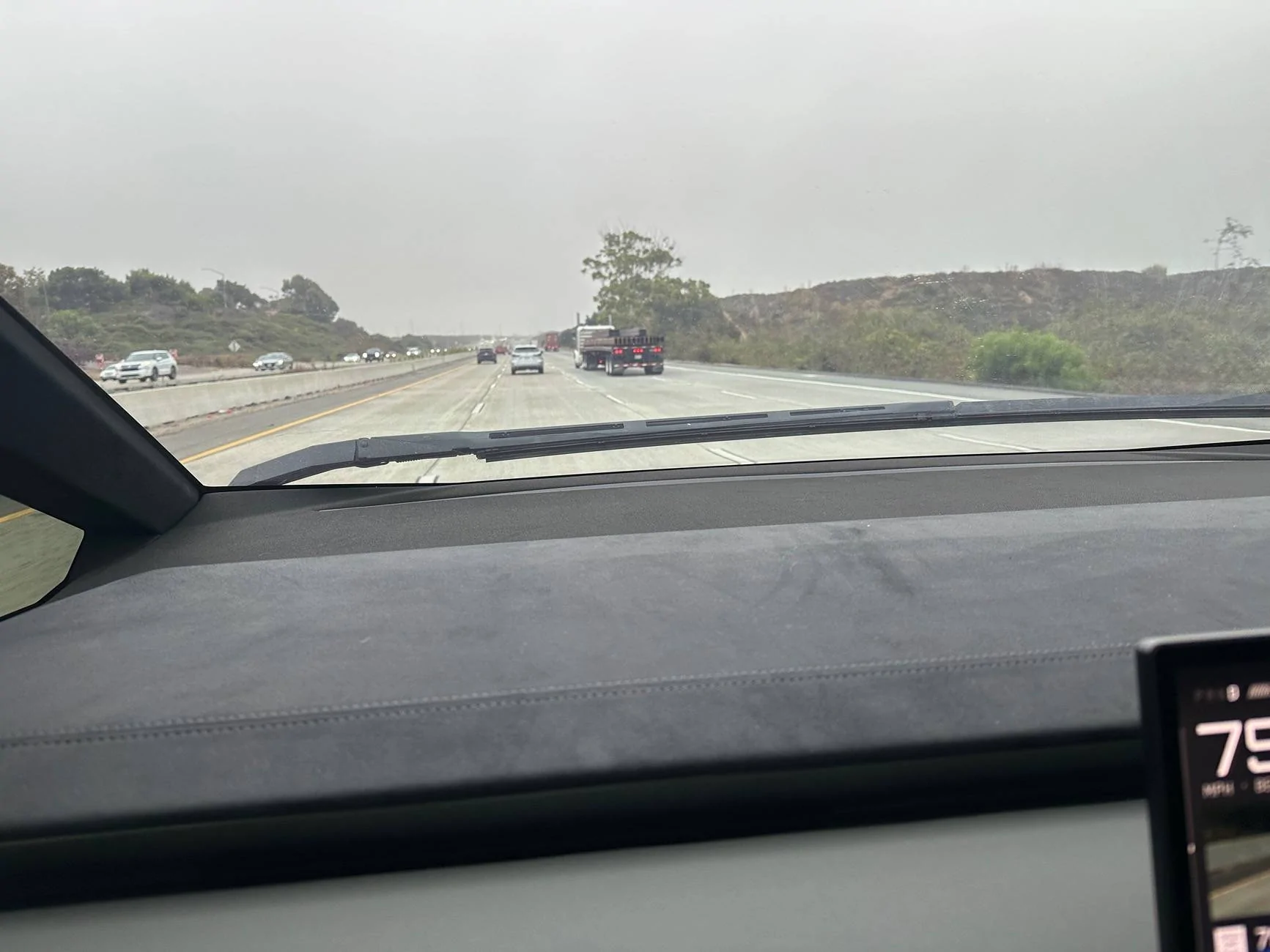 Tesla Cybertruck Windshield wiper behaves erratically IMG_3040