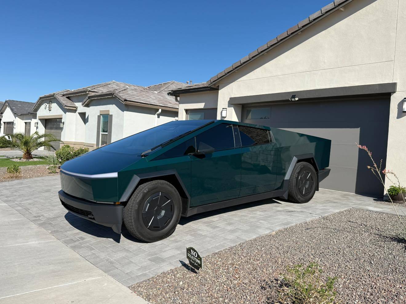 Tesla Cybertruck GREEN Vinyl Wrap & PPF Cybertruck -- Photos & Videos 461052966_1263986891276325_2432555569693865192_n