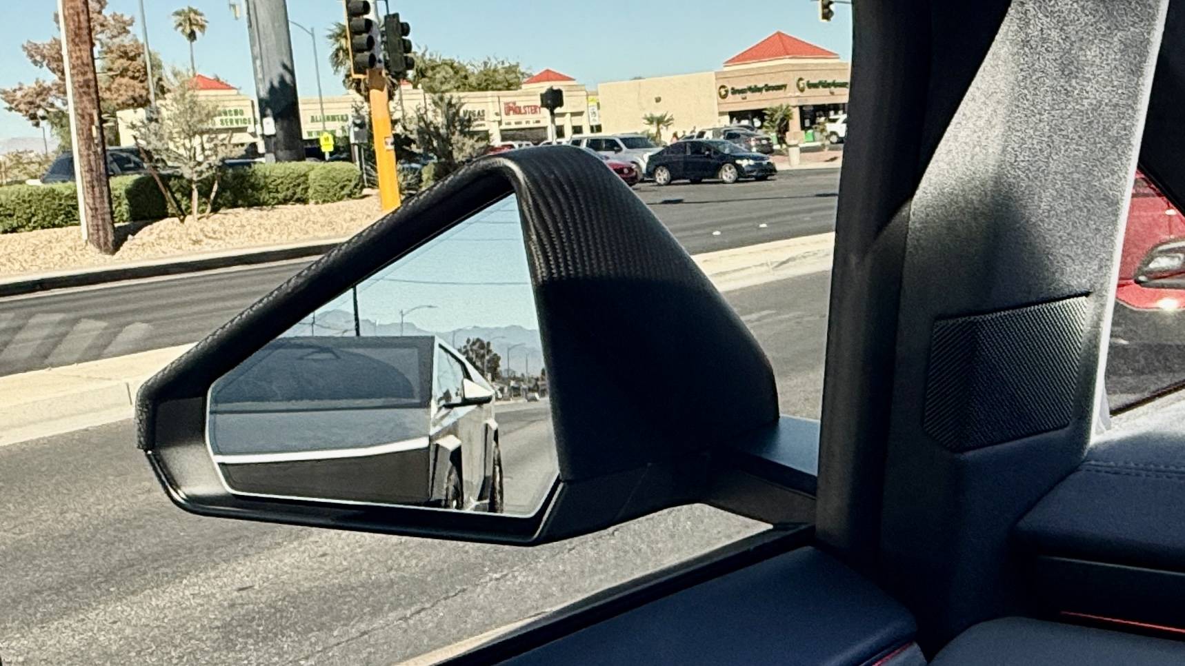 Tesla Cybertruck Beast meets … Beastess (?) IMG_0077