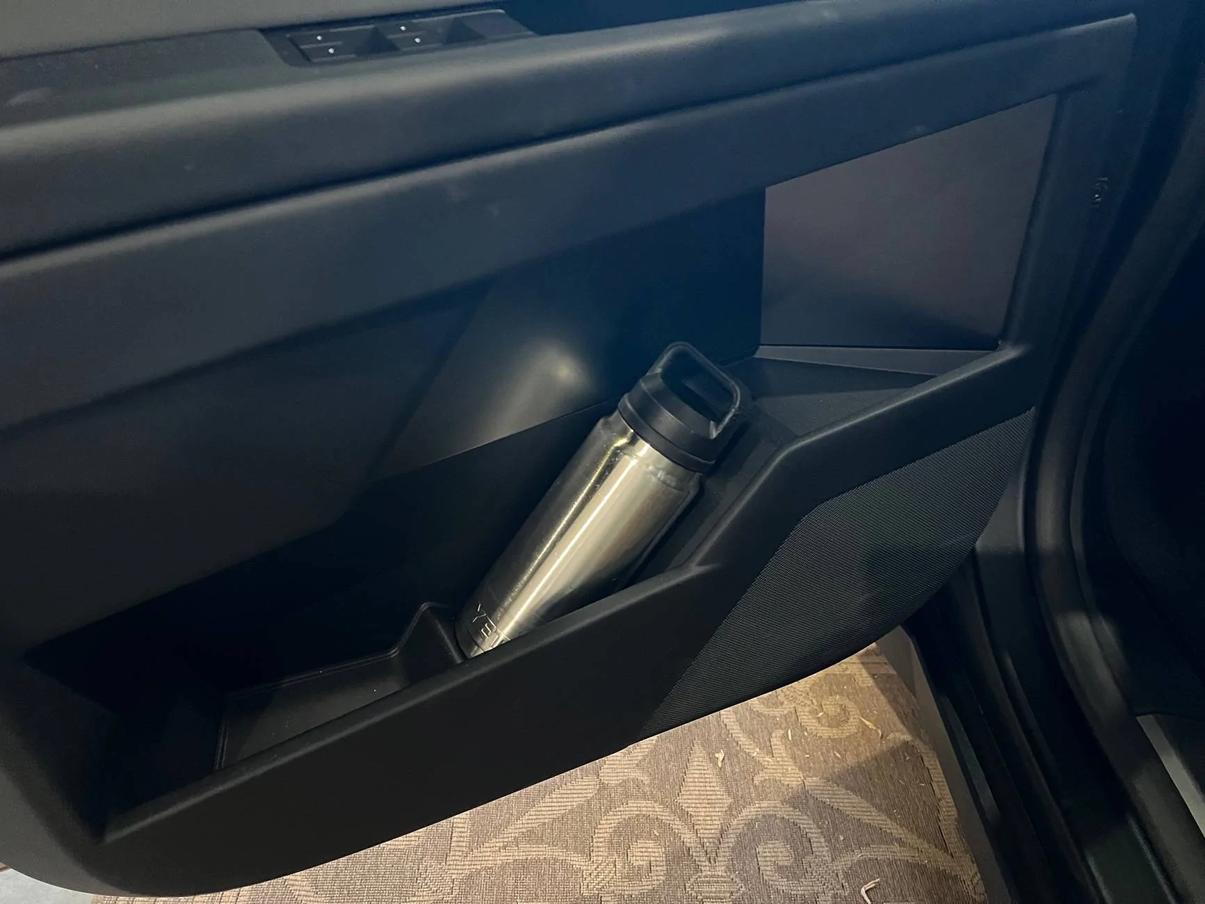 Tesla Cybertruck Cupholders Fit Coffee Shop Cup Carrier Trays Perfectly (Intentional?) IMG_1523