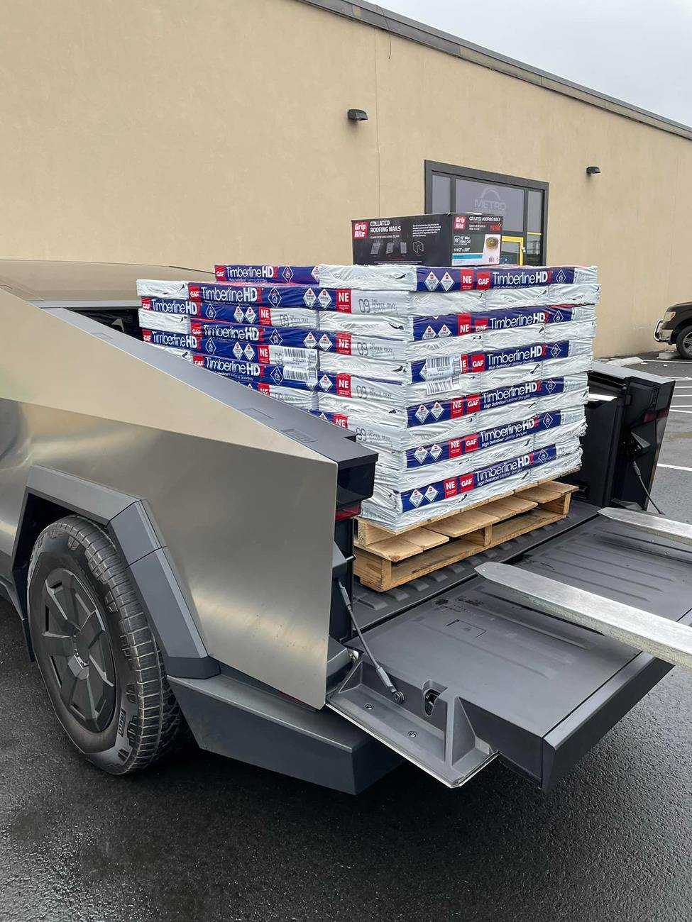 Tesla Cybertruck What Are You Hauling in your Cybertruck? 🦾 👷‍♂️ cybertruck hauling roof shingles