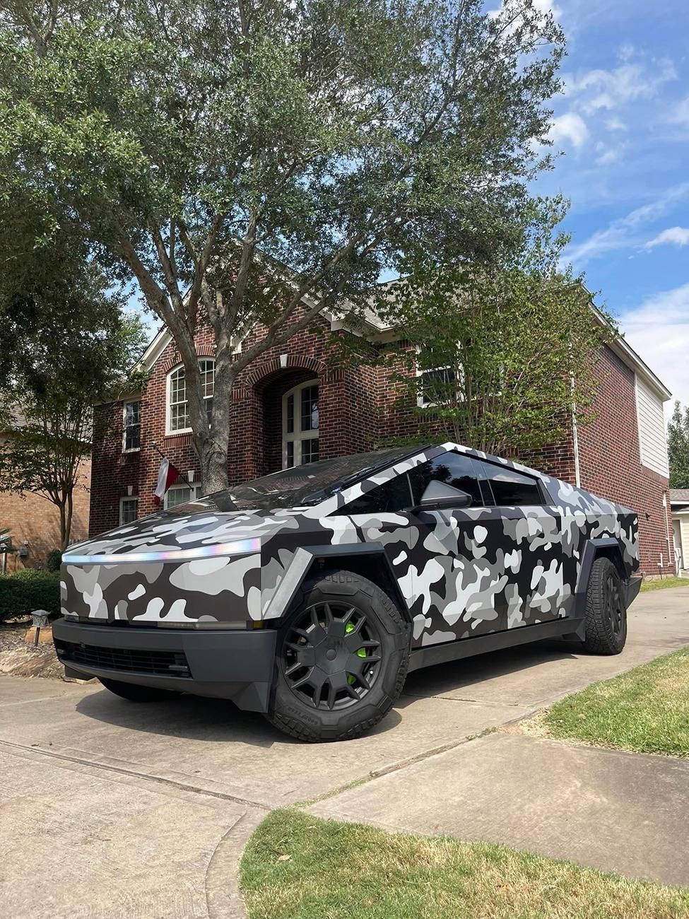 Tesla Cybertruck Camo / Camouflage Vinyl Wrap & PPF Cybertruck -- Photos & Videos 461288000_3195772723891253_6183682071674258524_n