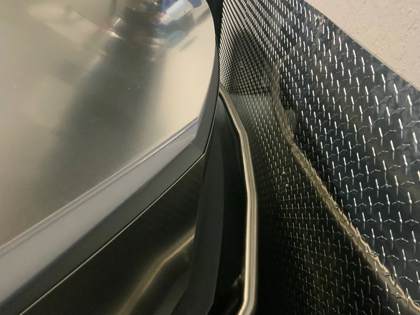 Tesla Cybertruck display blurry when trying to park IMG_1934