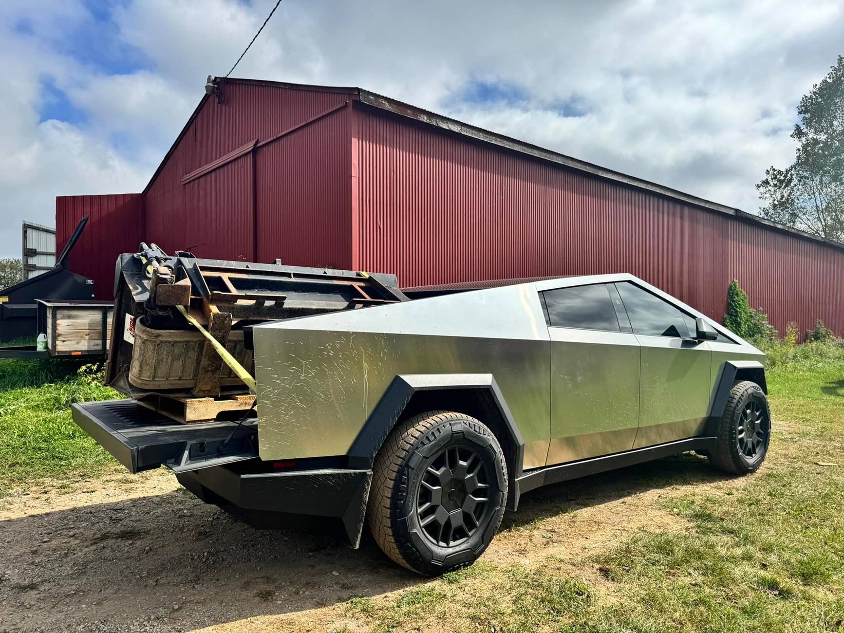 Tesla Cybertruck What Are You Hauling in your Cybertruck? 🦾 👷‍♂️ 461802091_10161285111220589_4741545898558419571_n (1)