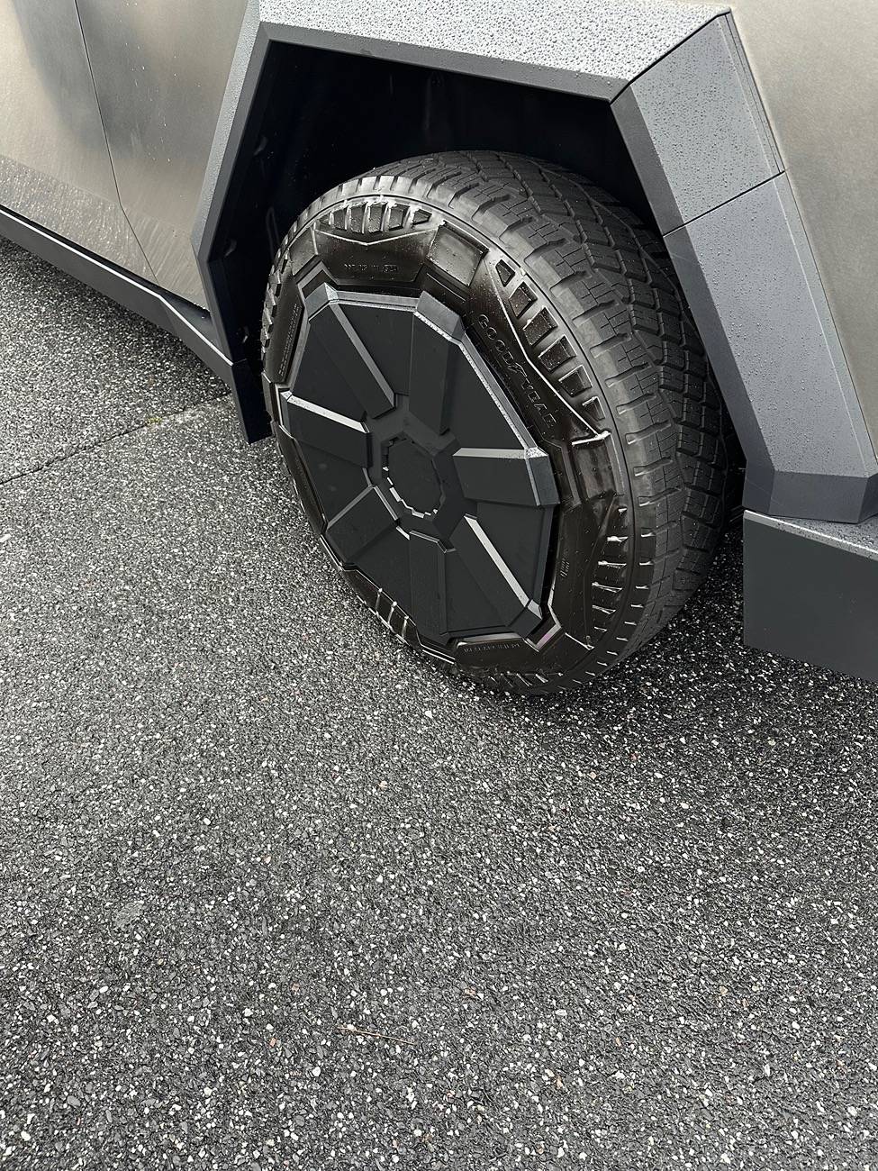 Tesla Cybertruck Spare tire installed, driving seat replaced and saw wheel covers IMG_0153