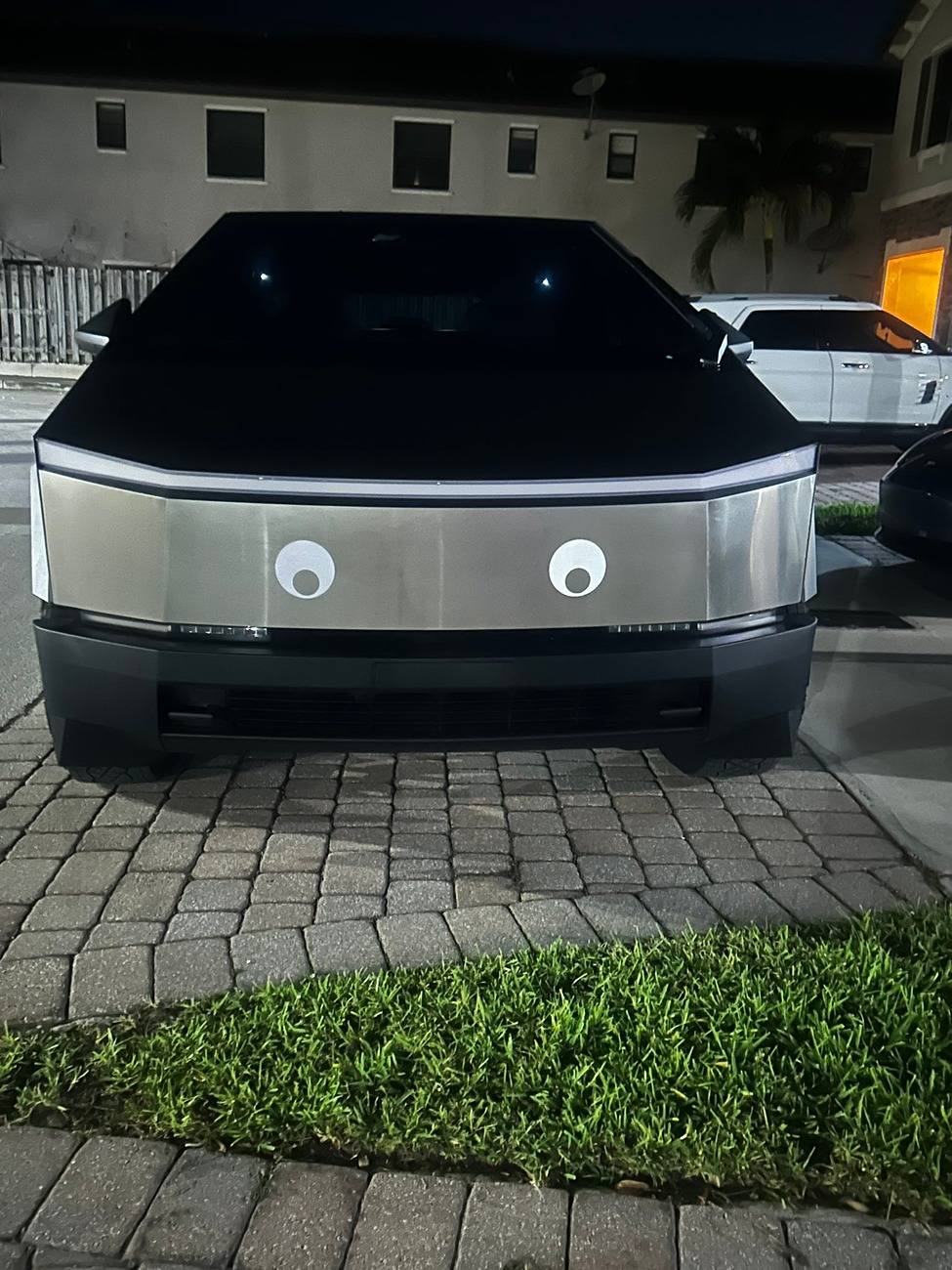 Tesla Cybertruck 🎃 Halloween Cybertrucks! 👻 GY7EKZoXYAA64VZ