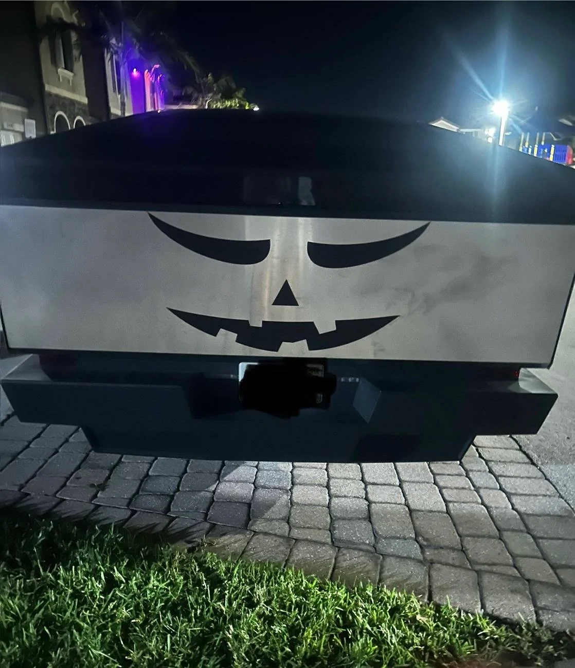 Tesla Cybertruck 🎃 Halloween Cybertrucks! 👻 GY7EKZpXgAAw8wm