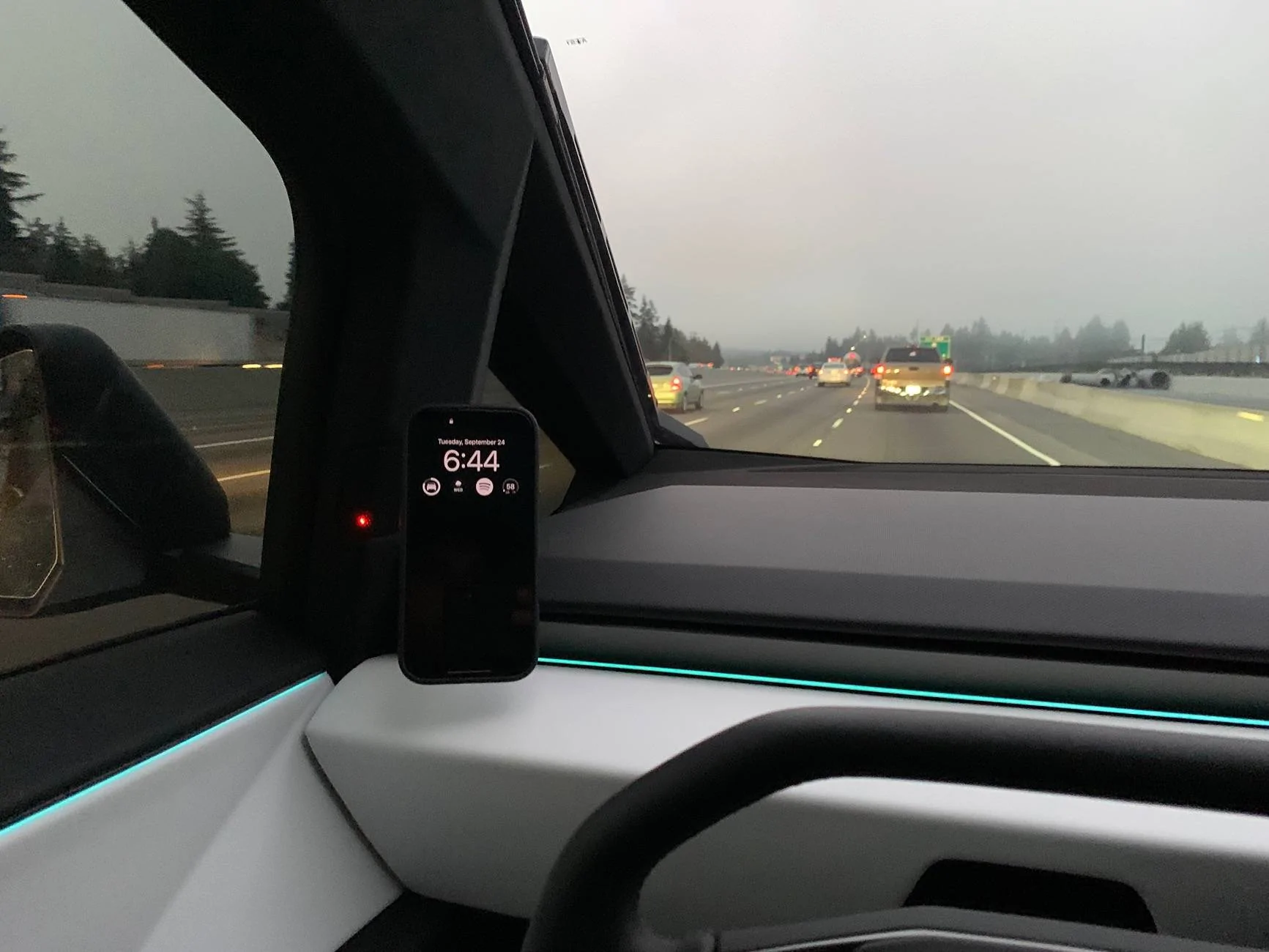 Tesla Cybertruck Cybertruck telephone mount? IMG_0692