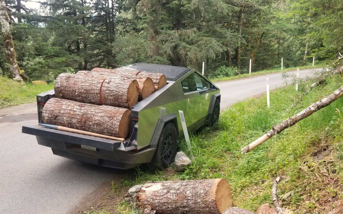 Tesla Cybertruck Cyberbeast issue message: “Air suspension unable to raise” and “Air compressor temperature above operating..." 20240513_161658crsm