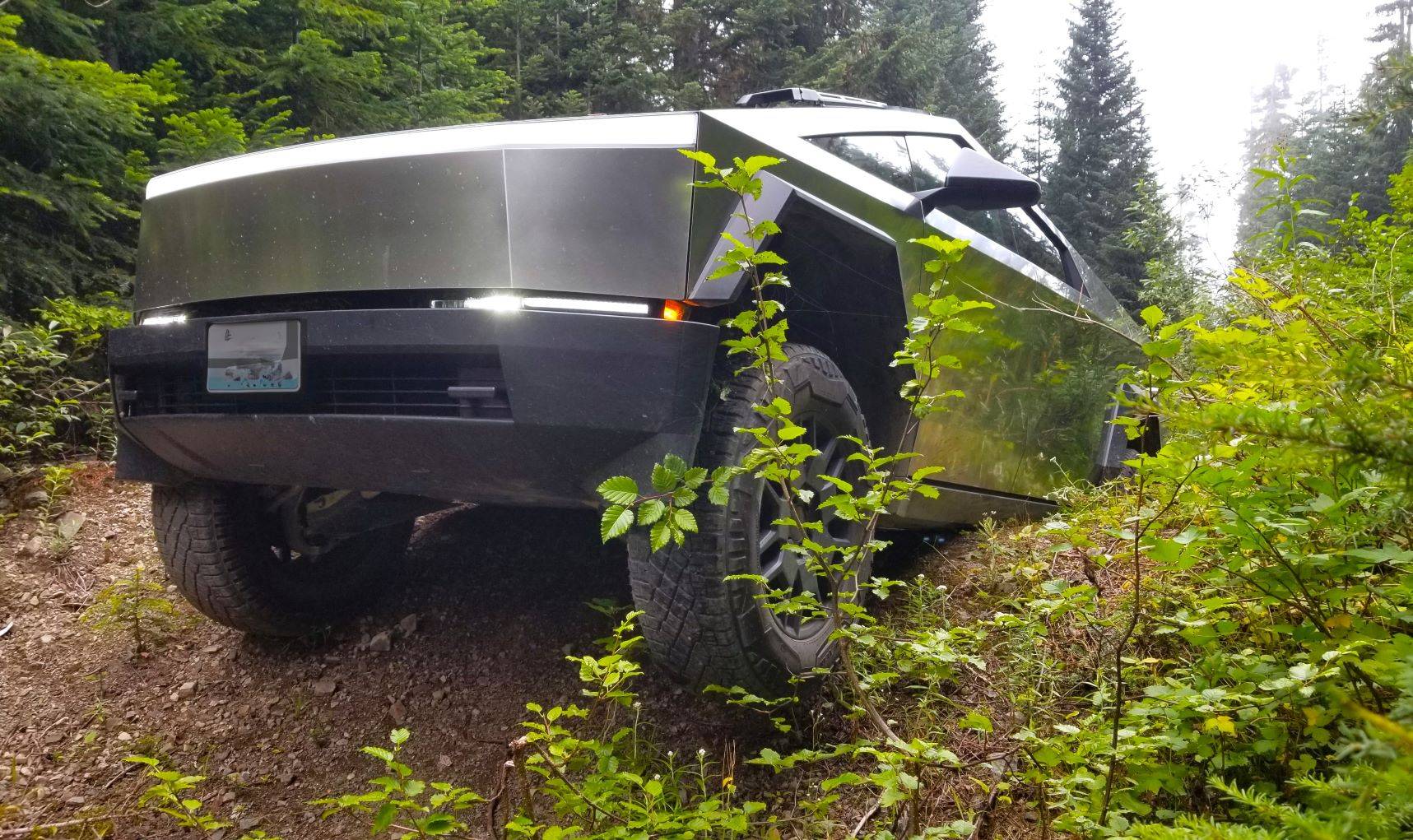 Tesla Cybertruck Cyberbeast issue message: “Air suspension unable to raise” and “Air compressor temperature above operating..." 20240902_170843adsm