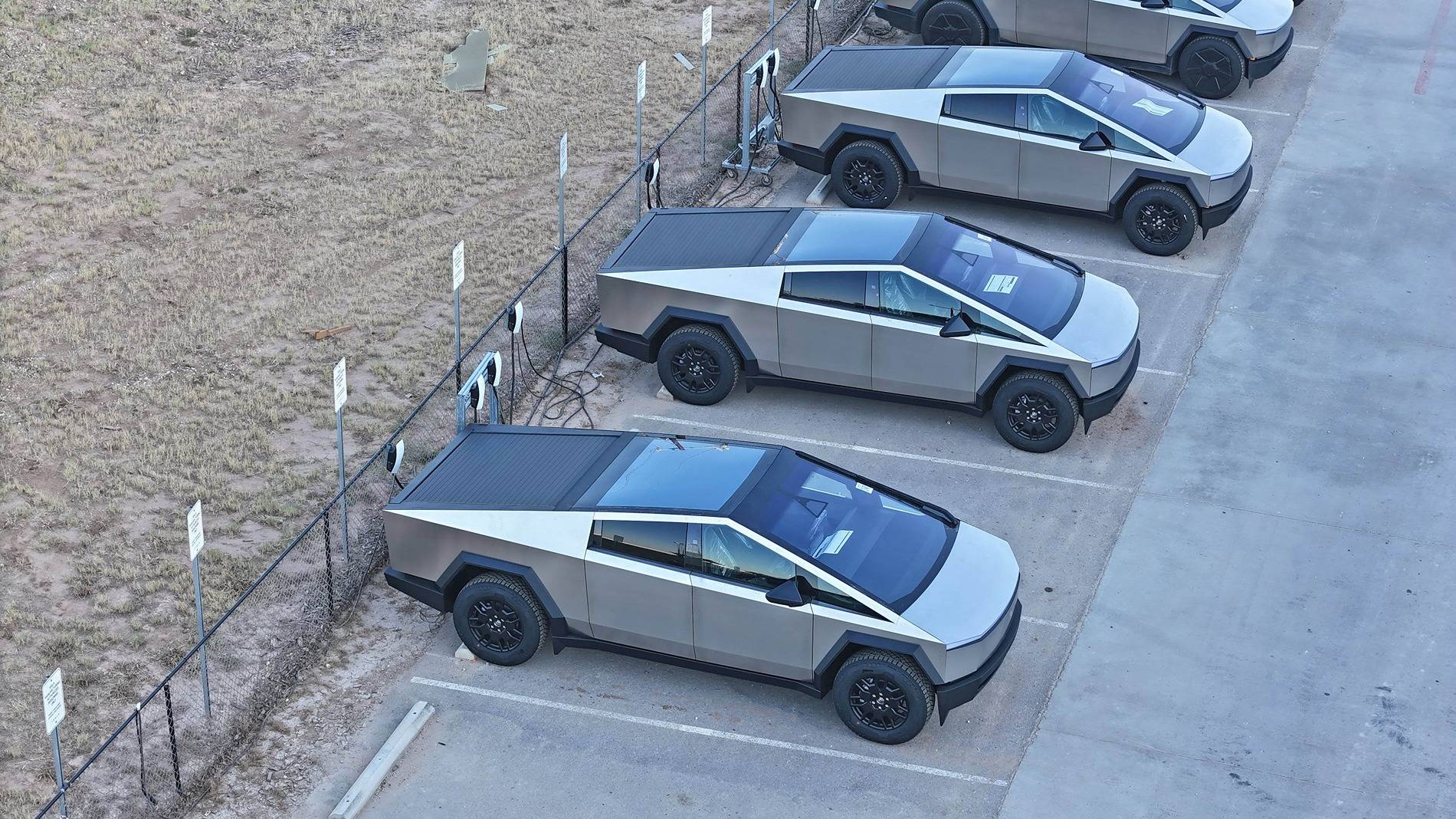 Tesla Cybertruck Non-Foundation Series Cybertruck First Looks @ Giga Texas! Non-Foundation Series Cybertruck First Real Life Looks 2