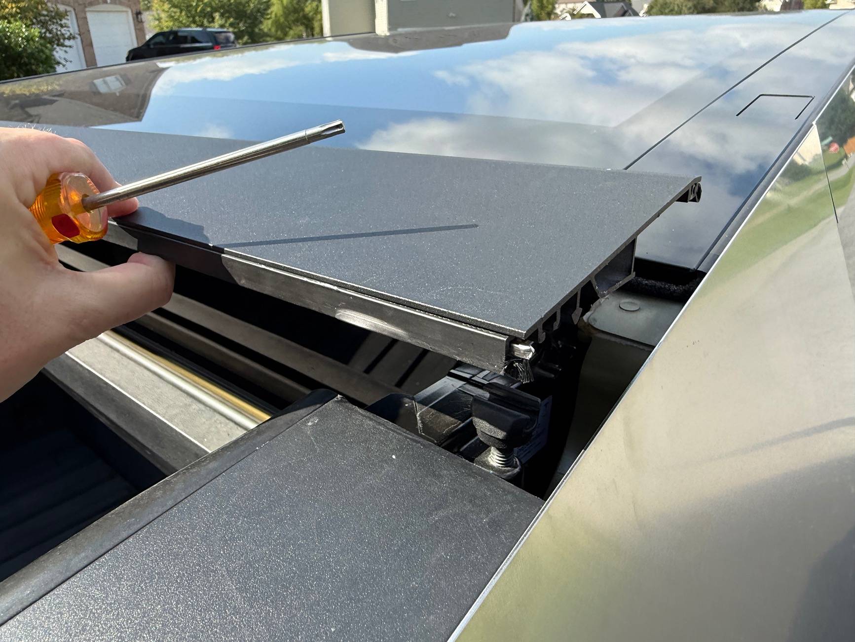 Tesla Cybertruck panel over tonneau cover came undone? IMG_0165