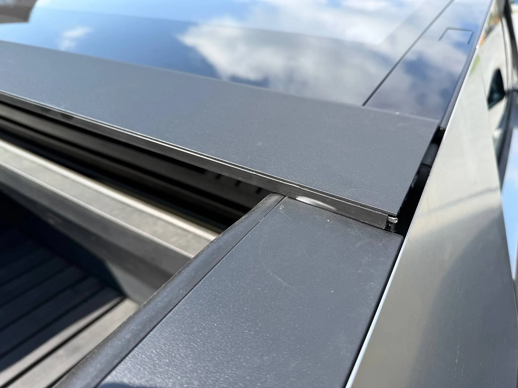 Tesla Cybertruck panel over tonneau cover came undone? IMG_0164