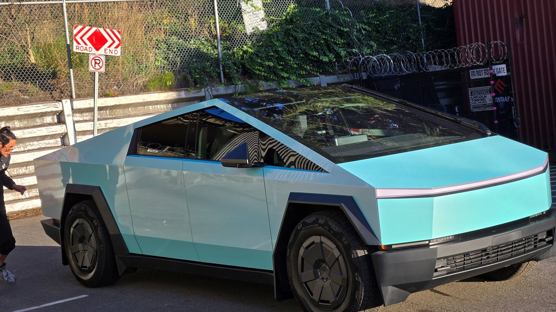 Tesla Cybertruck Cyberbeast waiting room ⏳ 20241004_173230